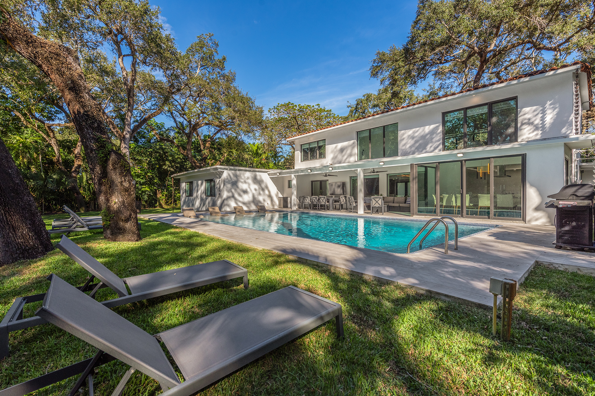 Modern Tropical Miami Villa with Expansive Lawn – Aventura / North Miami