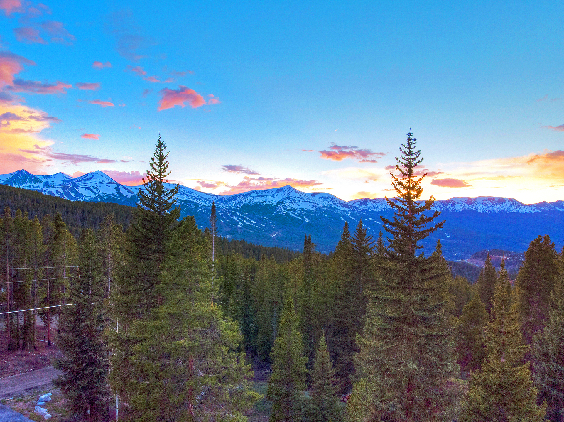 Breck Mountain Retreat – Hot Tub, Forest Ceremony Spots & Cozy Multi-Level Chalet