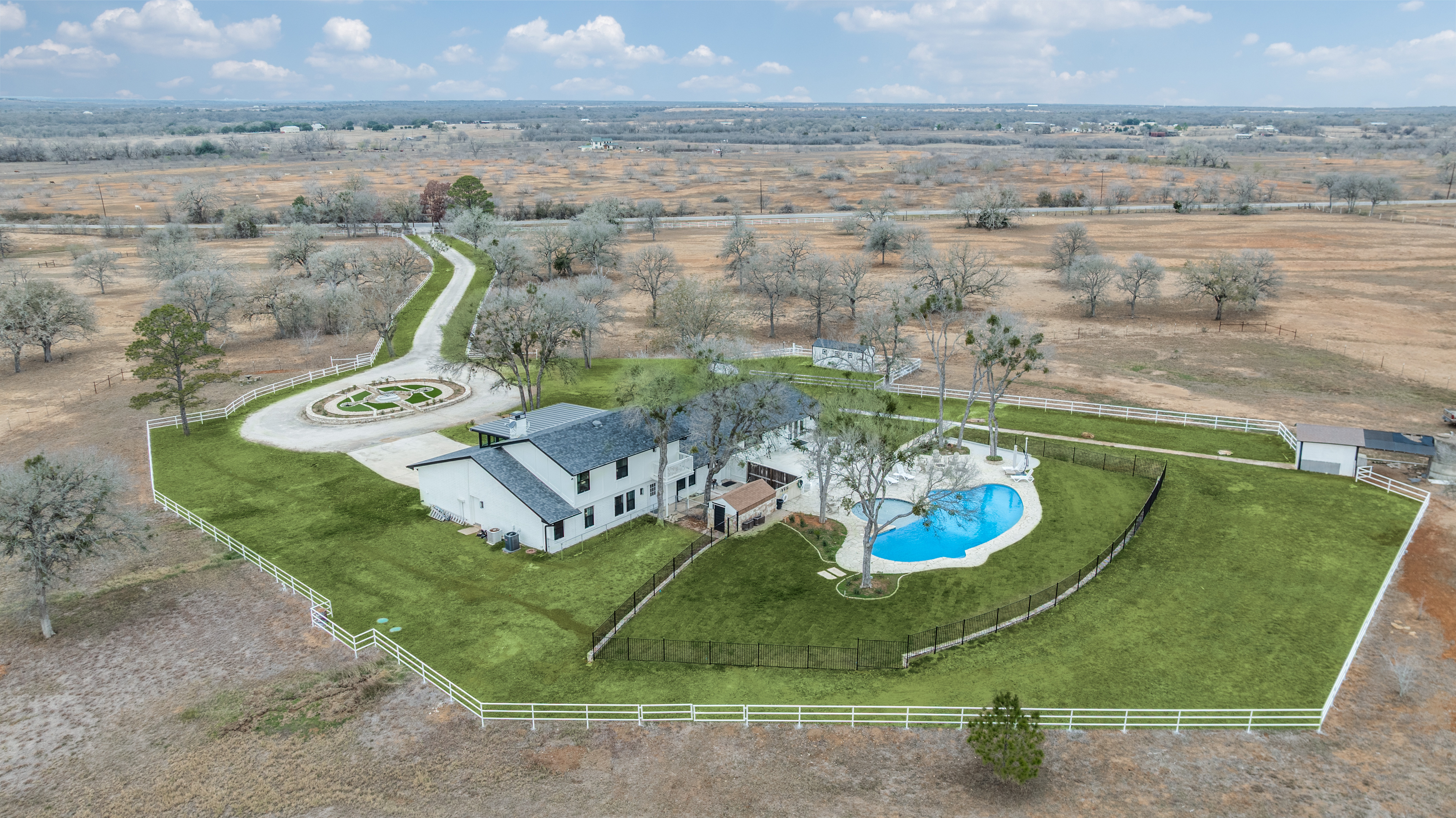 5-Acre Lockhart Wedding Estate with Styling Suite and Sunset Views