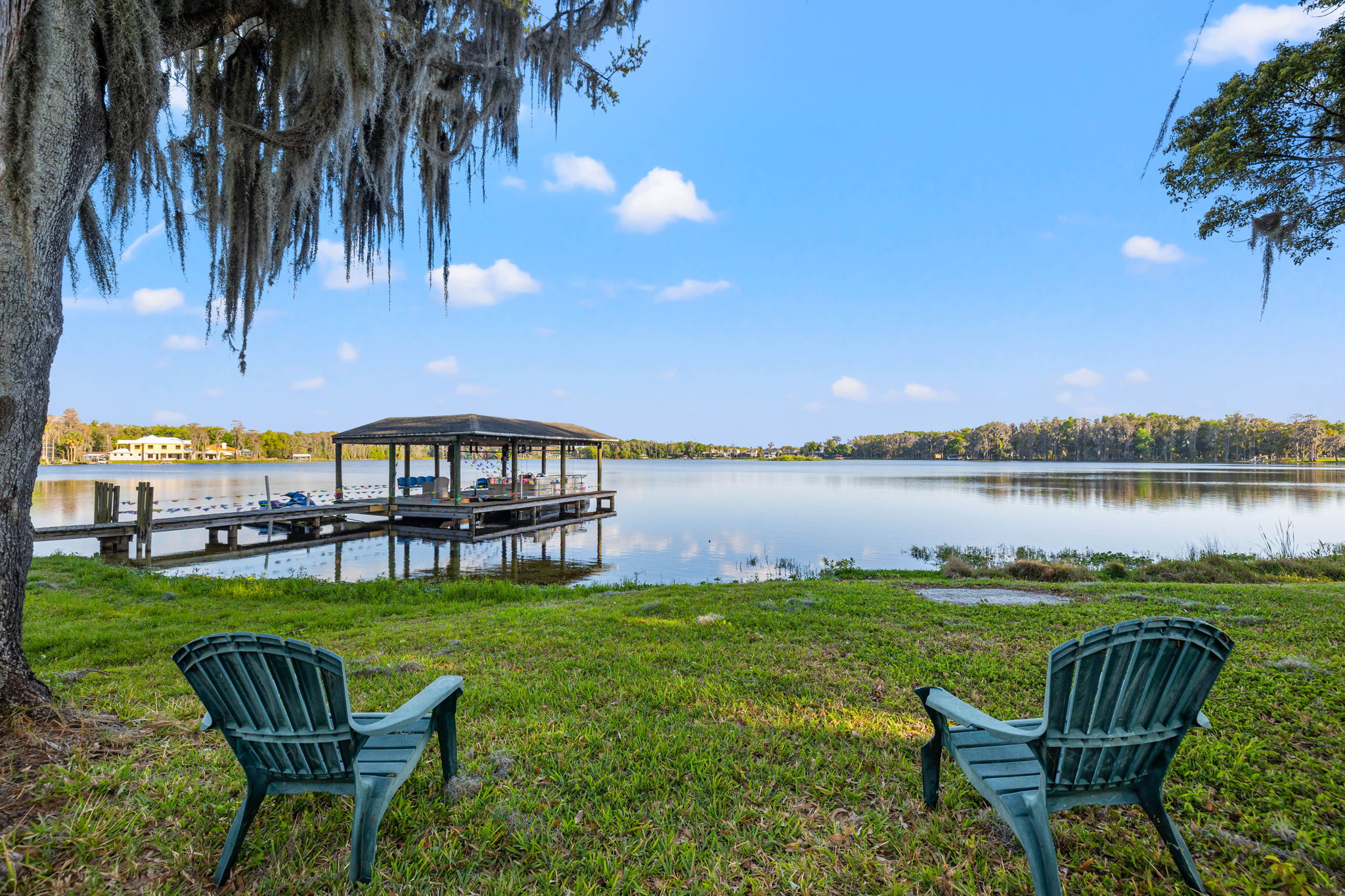 Lakeside Retreat near Tampa with Wraparound Porch & Water Views